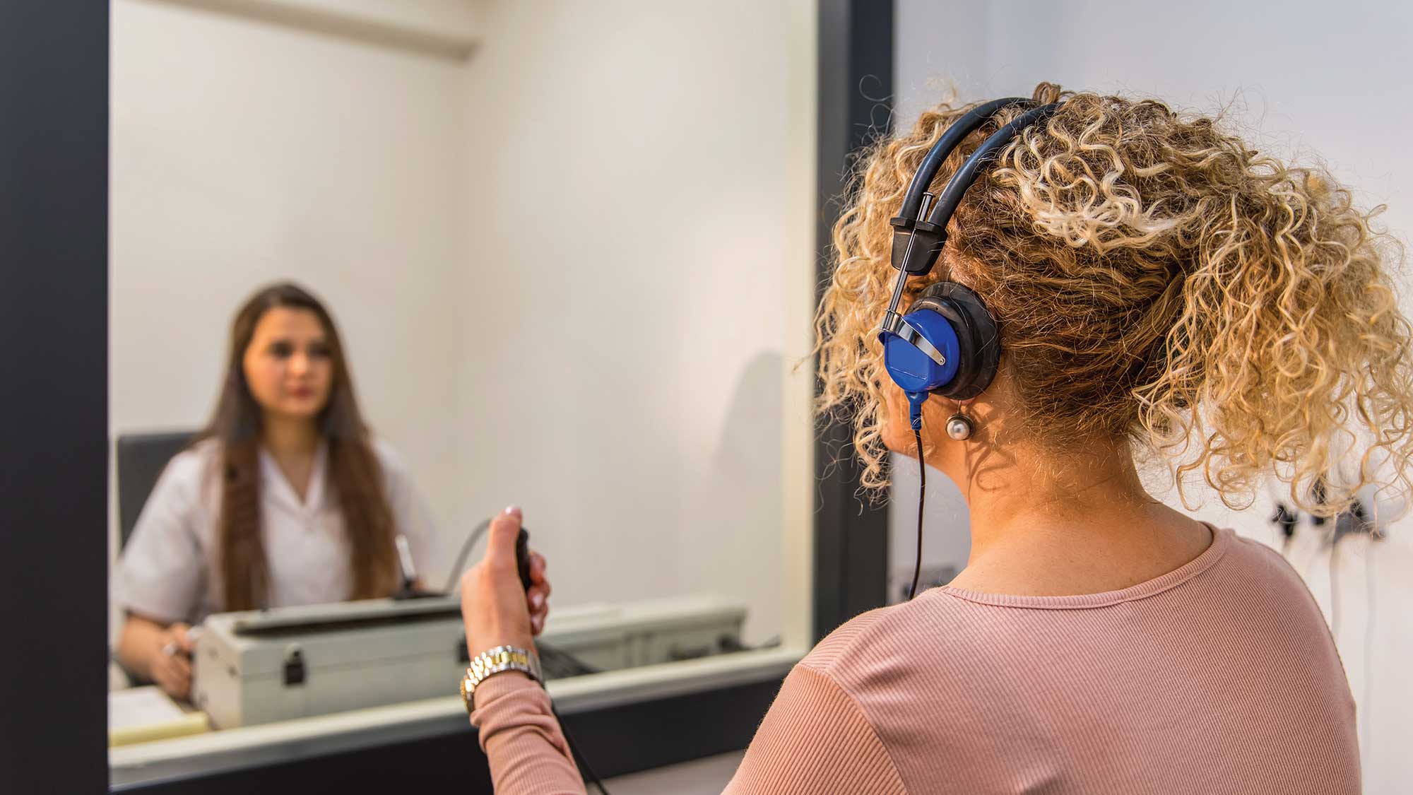 Murfreesboro audiologist performs hearing test