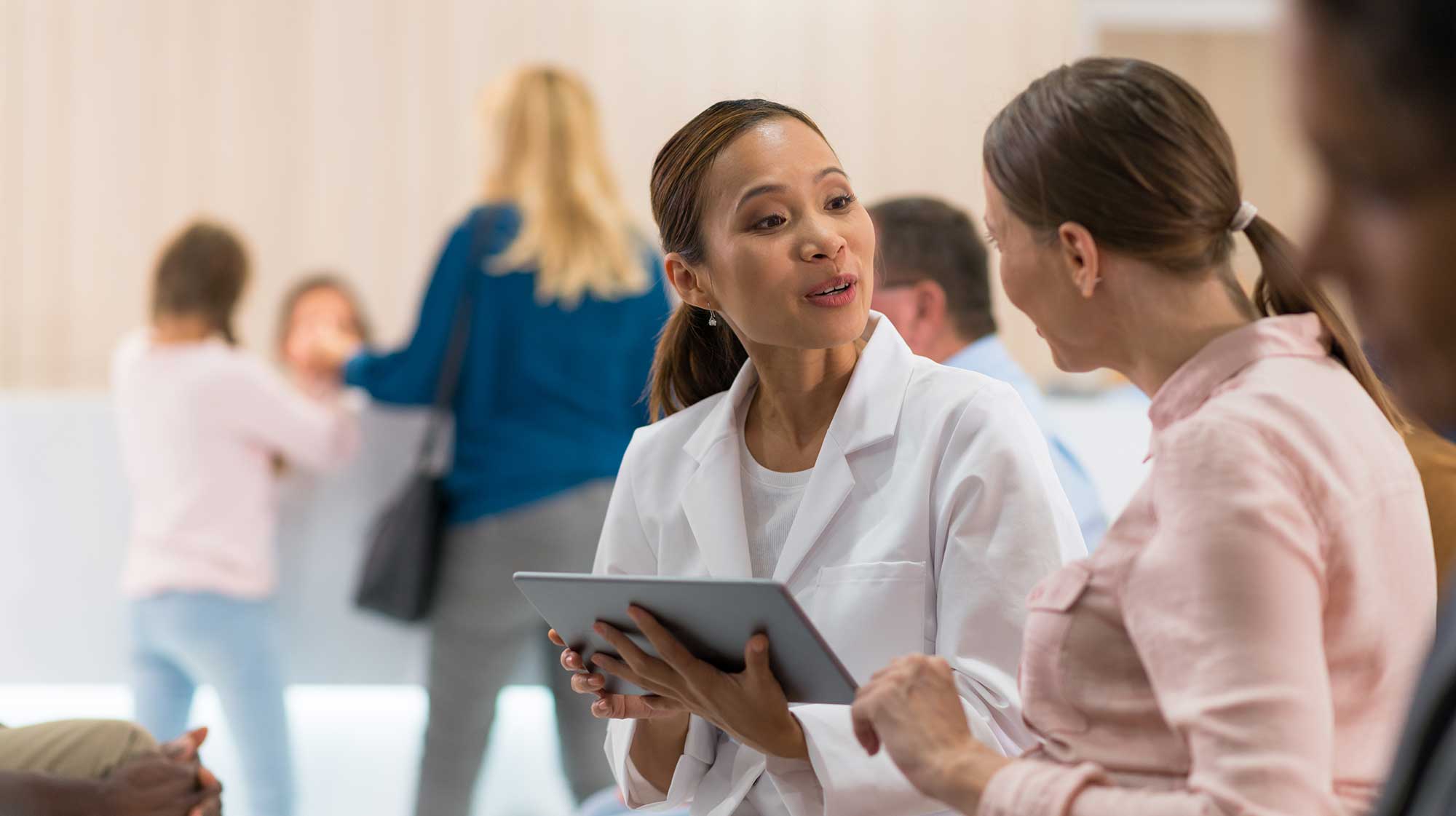 Murfreesboro hearing care providers helps patient with hearing aid maintenance